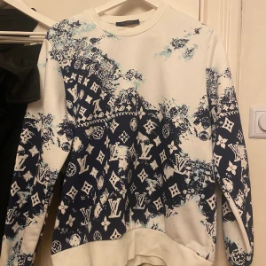 Louis Vuitton  - OBS; hjälper min kille att få detta sålt. En helt oanvänd sweatshirt ifrån Louis Vuitton i storlek S. Pris går att diskutera. 