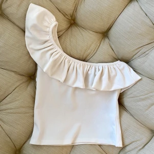 Topp - Säljer en så så fin topp i strl S. Köpare står för frakt🤍💭