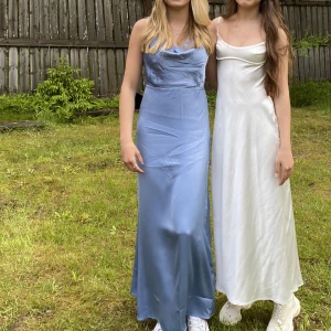 Balklänning blå - Säljer min jättefina blå, balklänning från Vila i storlek 36. Är lite skrynklig på bilderna men stryks innan den skickas ❤️