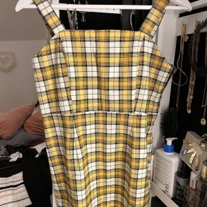 Klänning  - Säljer dessa två sommarklänningar den ena från H&M och den andra är köpt utomlands båda storlek 36