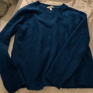 Stickad turkos tröja  - Stickad tröja från H&M i nån blandning av grönt, blått och turkost. Snygg och mjuk i strl M. 30kr+frakt