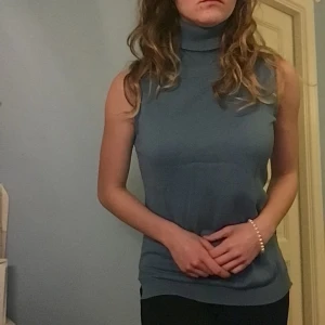 Blå turtleneck linne - Långt, blått stickat turtleneck linne💙 
