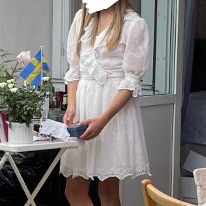 Jättefin somrig vit klänning som passar bra till konfirmation, student eller skolavslutning. Från Rut&Cirkle i storlek XS❤️