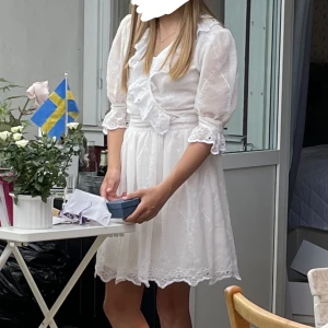 Vit klänning - Jättefin somrig vit klänning som passar bra till student, konfirmation, skolavslutning eller midsommar. Från Rut&Circle i storlek XS❤️Endast använd en gång ☺️