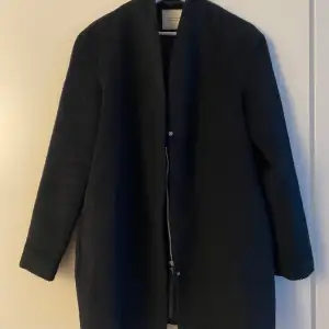 Marinblå kappa i fint skick! Använd ett fåtal gånger. Säljer pågrund av att den ej passar längre! Köpare står för frakt:)