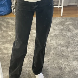 Jeans - Snygga svarta jeans i bra kvalitet🤍 skriv om ni undrar något och tryck gärna på ” köp nu” knappen om du vill köpa☺️