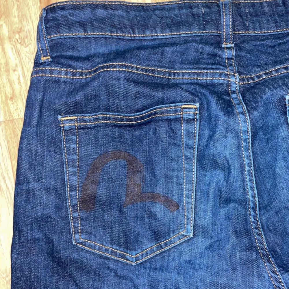 Dressman jeans med evisu loggan ritad på.  Byxorna är straight fit men lite mer åt slim hållet. Storlek w36 L32. Jeans & Byxor.