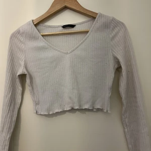 Topp - En croppad tröja från SHEIN. Sitter superfint men har tyvärr vuxit ur den. Storlek M men liten i storleken. 