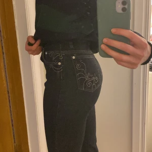 JEANS MED RHINESTONES - Jeans i jättefint skick, köpta second hand 🌟tyvärr aldrig kommit till användning :/ kontakta för frågor :)