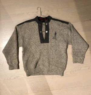Norsk Lusekofta Äkta ull - Devold. Made in Norway. Lite nopprig med åren men annars fin. 