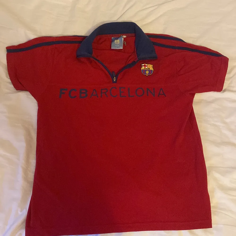 Riktigt snygg T-shirt raka vägen från Barcelona💥 Messi i sin prime vibbar😍 officiell vintage merch . T-shirts.