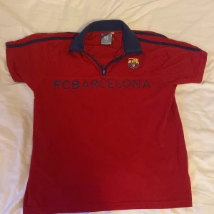 Vintage FC Barcelona T-shirt strlk M - Riktigt snygg T-shirt raka vägen från Barcelona💥 Messi i sin prime vibbar😍 officiell vintage merch 