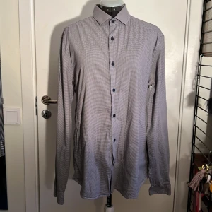Rutig skjorta! - Svart och vit skjorta i perfekt skick:)