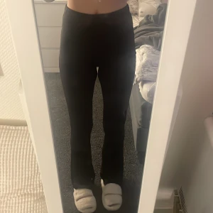 Utsvängda byxor  - Världens skönaste byxor i ribbat material. Perfekta för tjejer med långa ben. Dessa är i storlek S och därför säljer jag, de är lite för stora. De är i ribbat material och jättesköna och mjuka. Aldrig använt