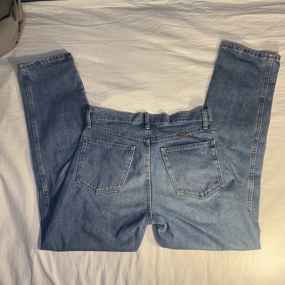 Wrangler Rustler Jeans Storlek 32 x 32 som passar typ regular fit. Köpa i USA och har väldigt bra kvalitet. Pris: 150kr. Kan frakta eller hämtas i Uppsala. Jeans & Byxor.