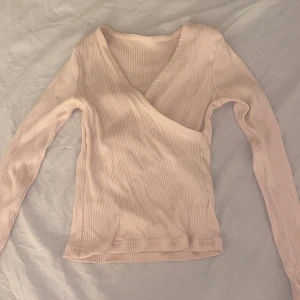 Ljusrosa topp - Gullig ljusrosa topp som är stretchig, det står ingen storlek men skulle uppskatta xs