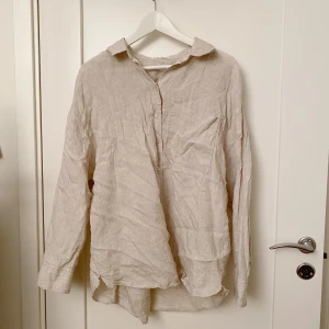 Linneskjorta  - Skjorta från Oysho i 100% linnetyg! Den har inga defekter och är sparsamt använd. Andra bilden är lånad från hemsidan.  Nypris 600kr, men jag säljer den för 150 kr och då ingår frakt. 