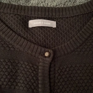 Samsøe Samsøe kofta! - Jättefin kofta av märket Samsøe Samsøe! Den är i jätte fint skick förutom lite slitning på knappar, och är lite ”mönstrad” på överdelen💜