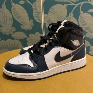 Air Jordan 1 - Air Jordan 1 Mid Dark Blue Teal (GS). Mycket välvårdade.  Storlek 38,5 (24 cm)  