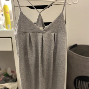 Glittrigt linne  - Grått tjockare linne med glitter över brösten och korsat band över ryggen. Jättefint men lite för litet för mig. Oanvänd i strl XS/S. 50kr+frakt