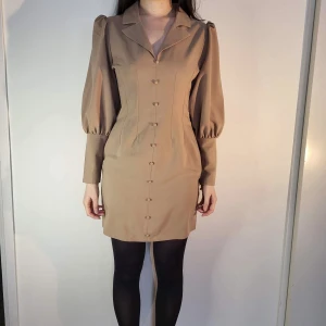 beige klänning från Nakd - beige snygg klänning från Nakd i storlek 36. möter ej upp, postar enbart 🌸