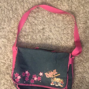 Bratz väska  - Bratz väska nästan helt oanvänd 🫶🏼en bild på mig är en 1,57cm 