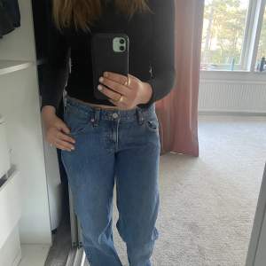 Skit snygga mörkblå jeans ifrån weekday. Jeansen är i strl 27 och i modellen low arrow. Säljer pga att jag köpte fel storlek. Aldrig använda så jätte fint skick!!! 💞💞 Ny pris ca 600kr 