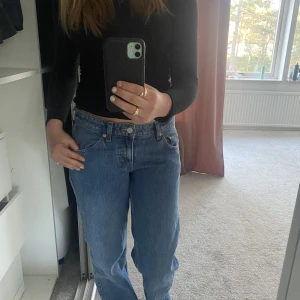 Lågmidjade weekday jeans  - Skit snygga mörkblå jeans ifrån weekday. Jeansen är i strl 27 och i modellen low arrow. Säljer pga att jag köpte fel storlek. Aldrig använda så jätte fint skick!!! 💞💞 Ny pris ca 600kr 