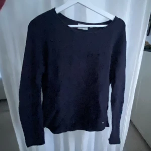 Stickad tröja - Helt vanlig finstickad blå tröja i skönare material. Från boomerang och därav priset.