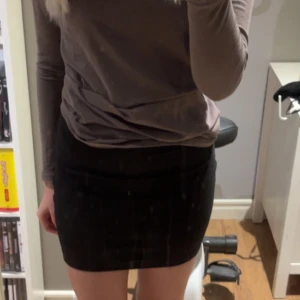 kort tight svart kjol från Cubus - En tight svart kortkjol från cubus i strl XS. Säljer för 35kr och kan mötas upp i sthlm 💕