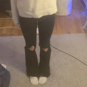 Svarta bootcut jeans - Svarta bootcut jeans från MANGO. De är midrise. Jättebra skick och passform. Nypris 400kr!💕