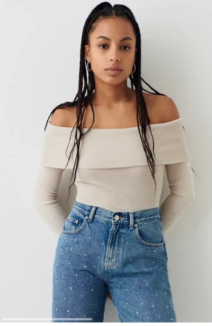 Off shoulder tröja  - Off shoulder tröja från Gina Tricot, aldrig använd. Stretchigt ribbat material. Köparen står för frakt 🚚 skriv gärna om du har frågor🥰