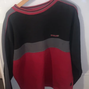 crewneck 90s  - najs tröja med tjockt material, använd rätt mycket men inte skador. det som är bäst me denna tröjan är att kragen och muffarna vid händerna är tjocka och breda.