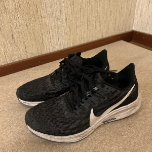 Nike skor - Svarta nike skor. Bra skick. Str 38. Finns i tidaholm. Betalning via swish eller kontant.