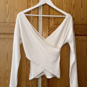 Off shoulder topp  - Söt topp från Nelly. Säljer pga den inte kommer till användning längre. Pris kan diskuteras!💖