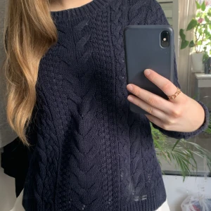 Stickad tröja - Säljer denna stickade tröjan! Använd ett fåtal gånger och har inga tydliga defekter. Köparen står för frakten!💕