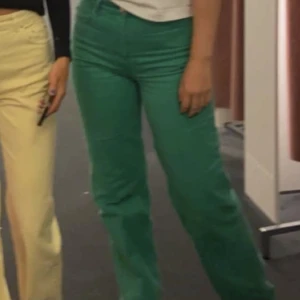 Jeans från zara  - Säljer nu mina gröna jeans från zara, storlek 38. Väldigt bra längd på mig som är 175cm💕
