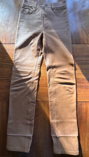 Acne Studios Skinnbyxor - Acne Studios skinnbyxor  Storlek: 36 Skick: Använt men fint skick. Vikta nertill. Färg: Brun