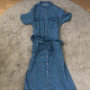 Jeansklänninng midilång från Vila - Jeansklänninng midilång från Vila aldrig använd. 