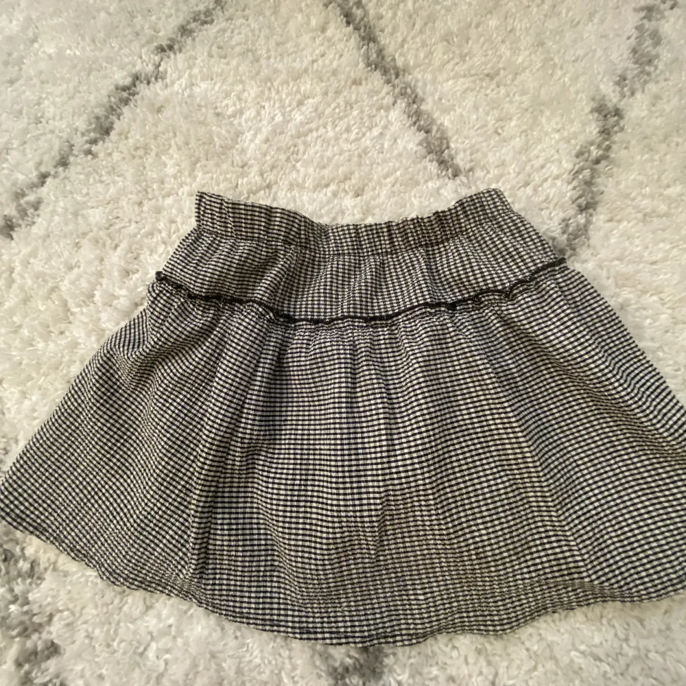 Jätte söt kjol från zara med inbyggda shorts💘inte så använd. Kjolar.
