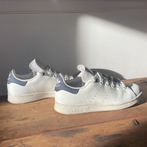 Adidas original Stan Smith jeans-färgad häl - Använda 1 eller 2 gånger då dom var för små för mig. Näst intill helt nytt skick! 