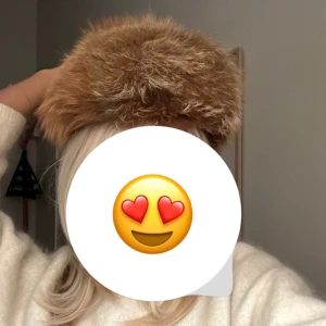 Pälsmössa - Säljer då den tyvärr är för liten för mig😩skriv endast om du vill köpa. Inga defekter vad jag vet! Jätte fin kvalite 