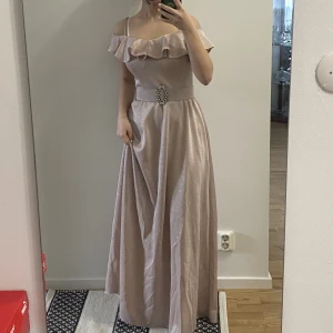 Balklänning  - Glittrigt ljus rosa balklänning som man kan ha även till bröllop. Den kommer med super snygg skärp som går att ta av. Den är storlek 38 men passar mig som är storlek 36. Klänningen är lång på mig som är 158 cm så jag har 11 cm höga klackar på bilden. ❤️