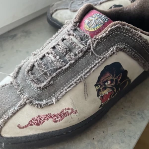 Ed Hardy skor - Säljer mina Ed Hardy skor som är riktigt feta. Sitter ungefär som dunks. Passar perfekt till om man skatear eller bara om man vill sticka ut lite från mängden och rocka dessa! Lite smått slitna men inget märkvärdigt! Priset är ej hugget i sten.