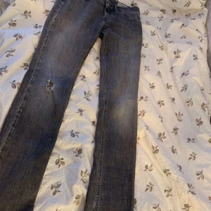 Lågmidjade Diesel jeans  - Säljer dessa jätte snygga lågmidjade diesel jeans i grå färg. De påminner lite om de trendiga  LTB jeansen. Skriv privat vid fler bilder osv❤️ Jeansen har raka ben 