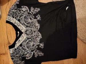 Svart tröja - Svart tröja me tryck