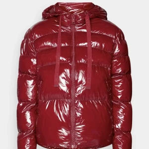 Guess jacka  - Säljer min röda Guess jacka i storlek S, aldrig använd med prislappar kvar. Den var inte riktigt min stil därav har den aldrig kommit till användning. Ny pris 2000kr ❤️❤️