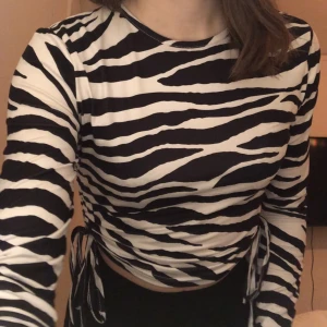 Topp - Zebramönstrad tröja med knytning på sidan🖤🤍
