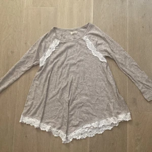 Tröja från Hollister, XS - Beige tröja från Hollister i storlek XS. I mycket gott skick!