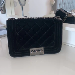 Handväska - Intressekoll på min superfina sammetsväska från ginatricot. Går att använda med både långt och kort band, inga defekter utom vid spännet där den blivit lite missfärgad.